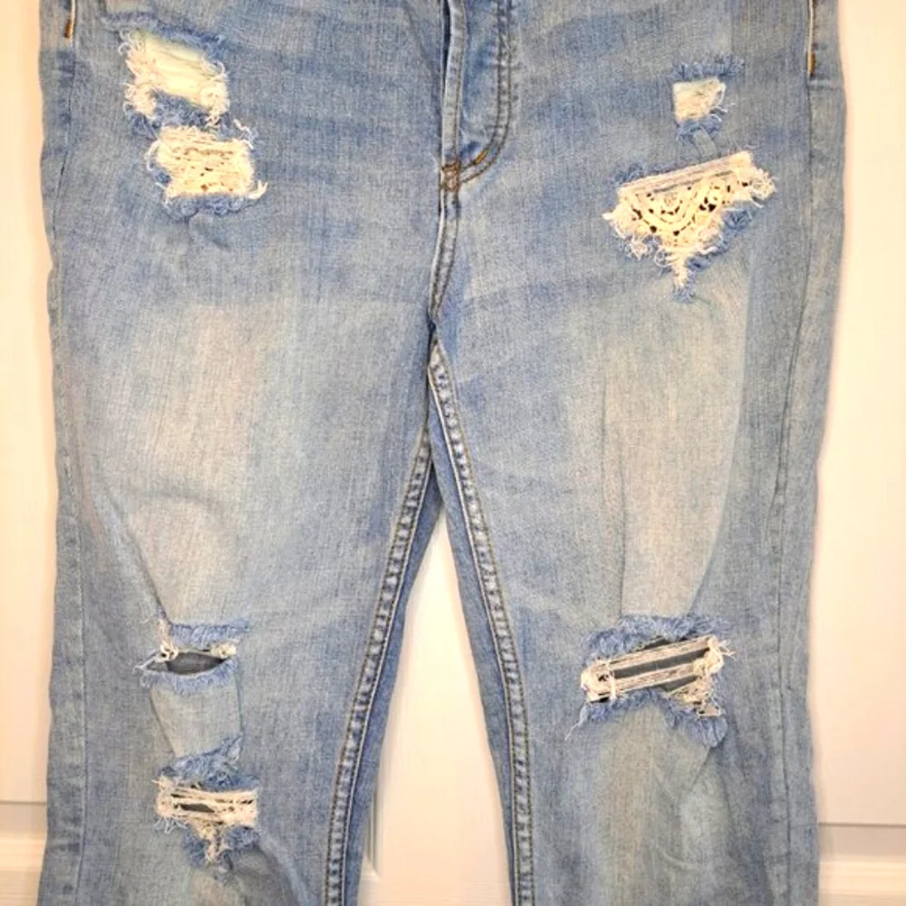 Free People Distressed Destroyed Light Wash Raw Hem Jeans Size 30 - Picture 5 of 9